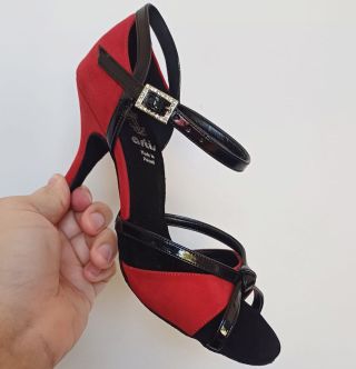 Modelul DL-39 de la brandul Artis, potrivit atât pentru bal, cât și pentru Tango – un model foarte popular. 💃🕺...