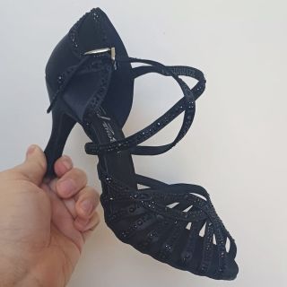 Unul dintre cele mai frumoase modele din oferta noastră – modelul 1114 de la brandul Elza. ✨...