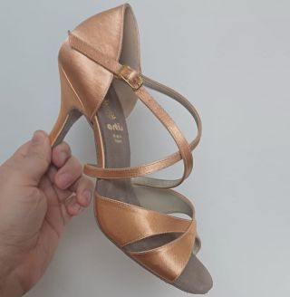 Modelul DL-8 în culoare nude deschis de la brandul Artis este de asemenea foarte popular. Disponibil cu toc subțire de 8...